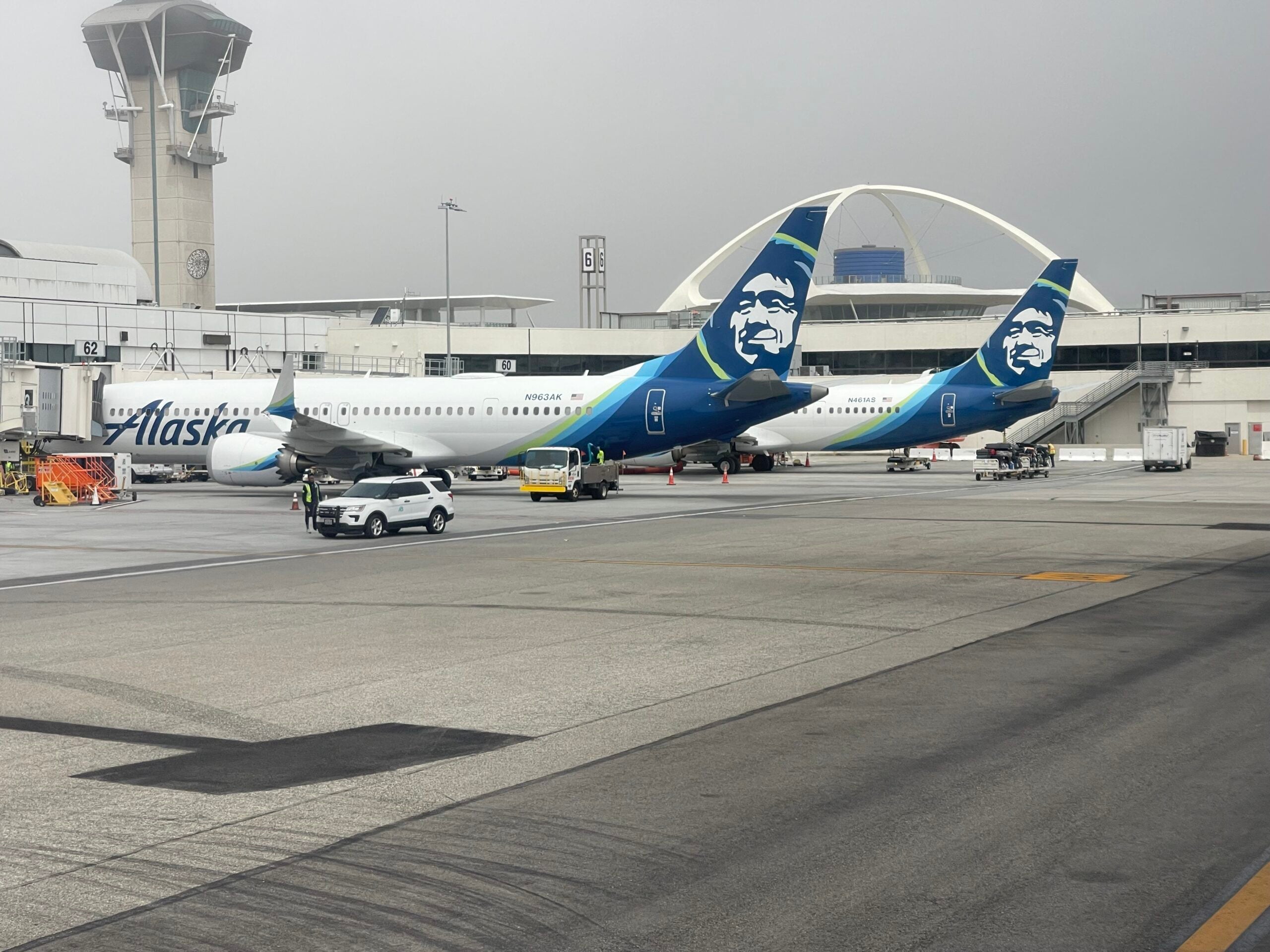 Alaska Airlines mulls Honolulu lounge, iffy on credit card transfers for new joint loyalty program with Hawaiian Airlines