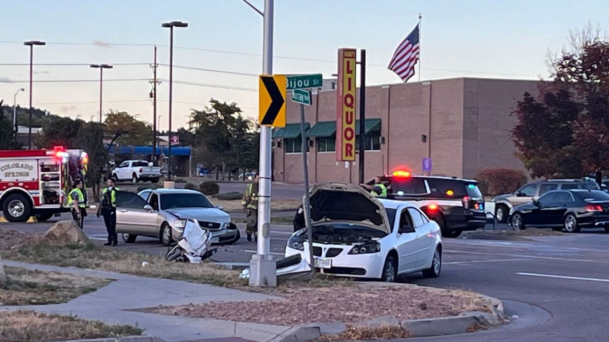 Colorado Springs Fire Department responding to crash, people trapped in vehicle