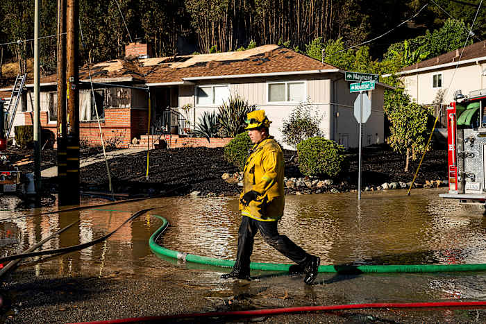 Calmer weather helps contain Oakland, California, fire that forced evacuations