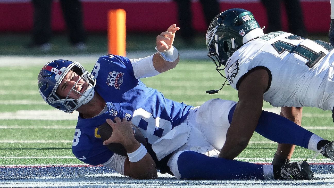 Giants, seeking 'spark,' pull Daniel Jones in loss to Eagles