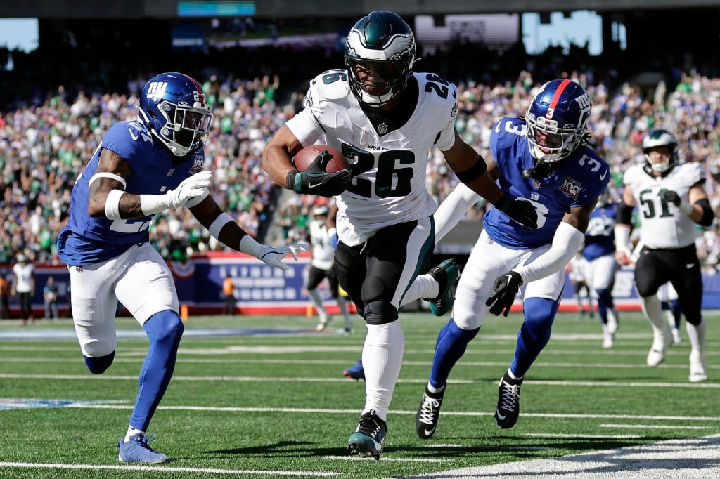 Saquon Barkley, Eagles bludgeon Giants; Daniel Jones benched