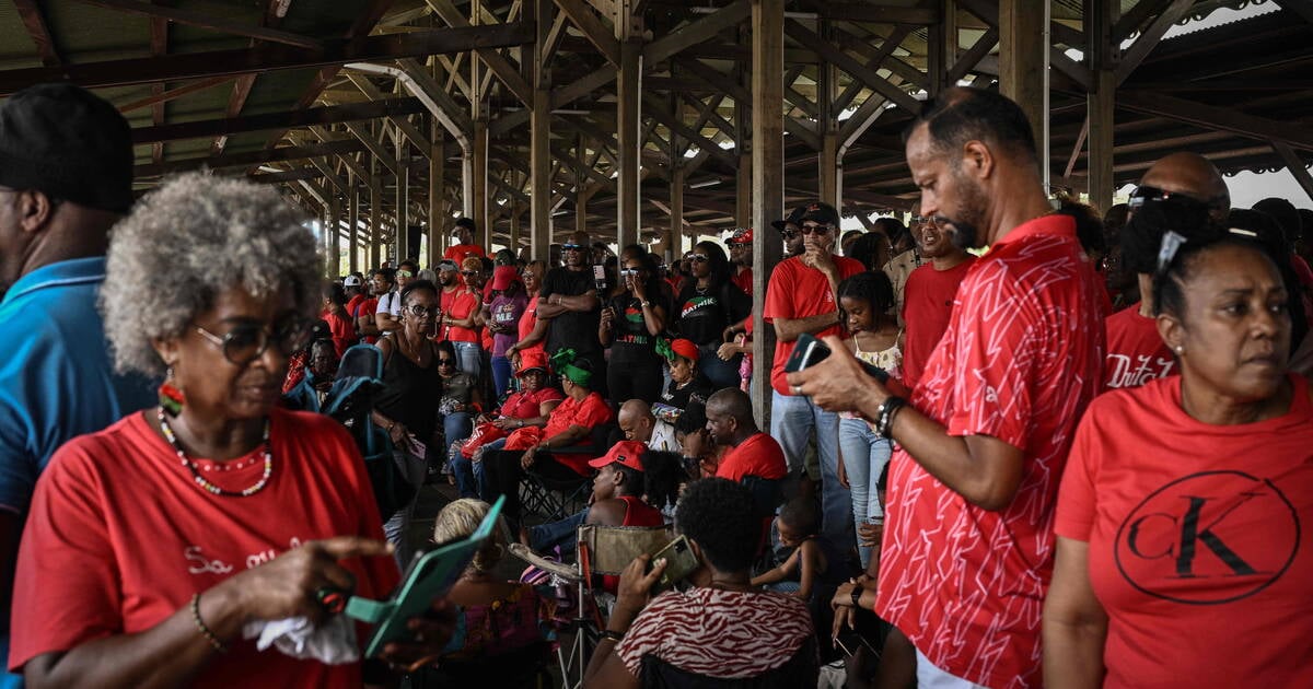 Martinique : des milliers de manifestants contre la vie chère, vêtus de rouge, poursuivent le mouvement