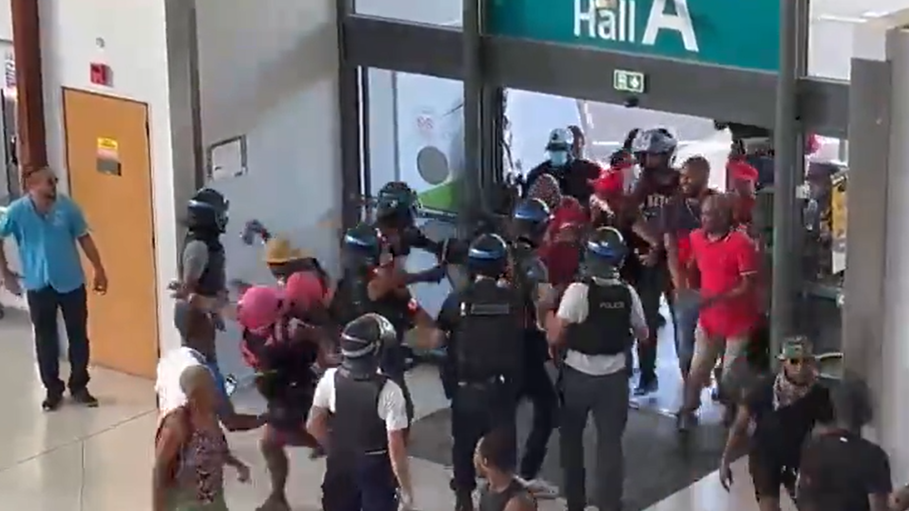 En Martinique, l’aéroport Aimé-Césaire envahi par des manifestants contre la vie chère