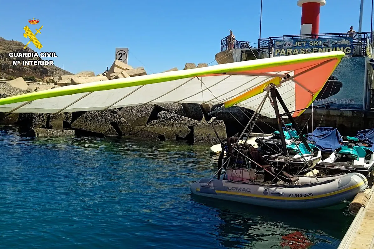 La Guardia Civil intercepta una zodiac voladora con un ala delta en el sur de Gran Canaria