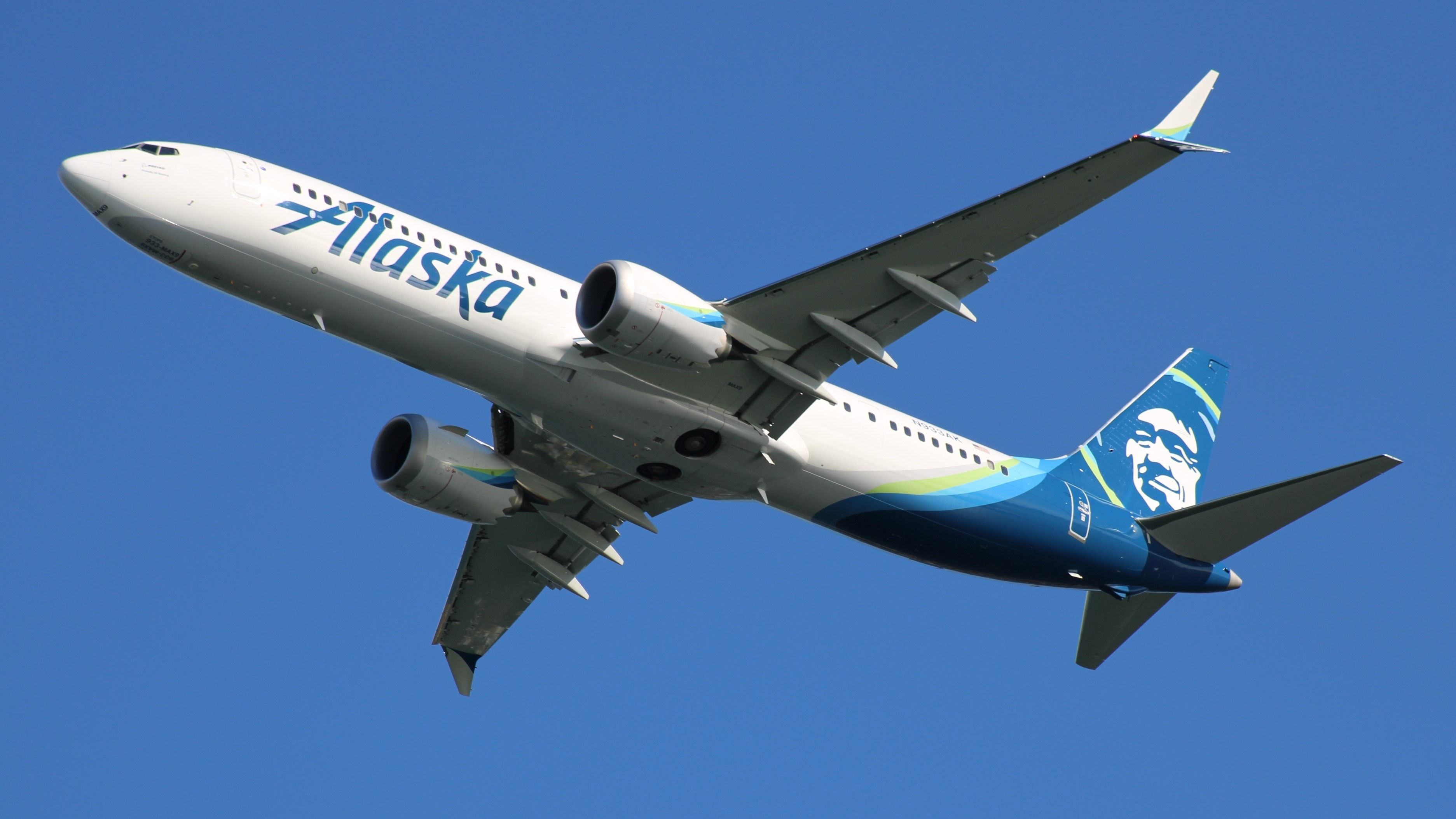 Alaska Airlines Boeing 737 MAX 9 Returns To Portland After Bird Strike