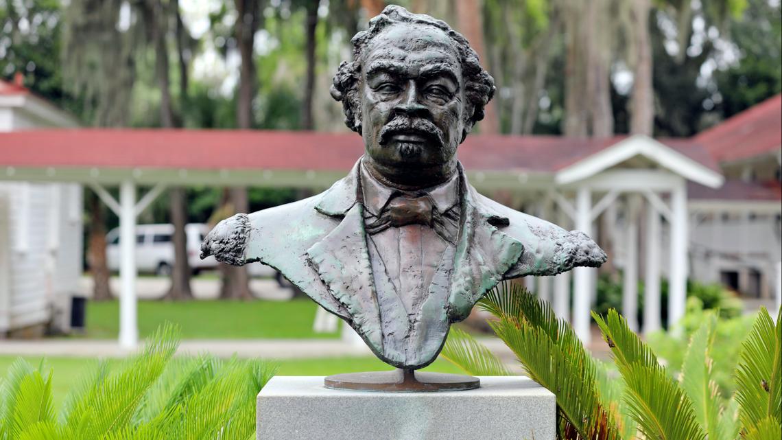 Monument to Robert Smalls to grace SC Statehouse grounds