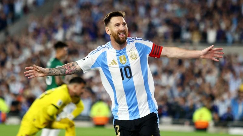 Lionel Messi iguala el récord de tres goles de Cristiano Ronaldo con el equipo argentino