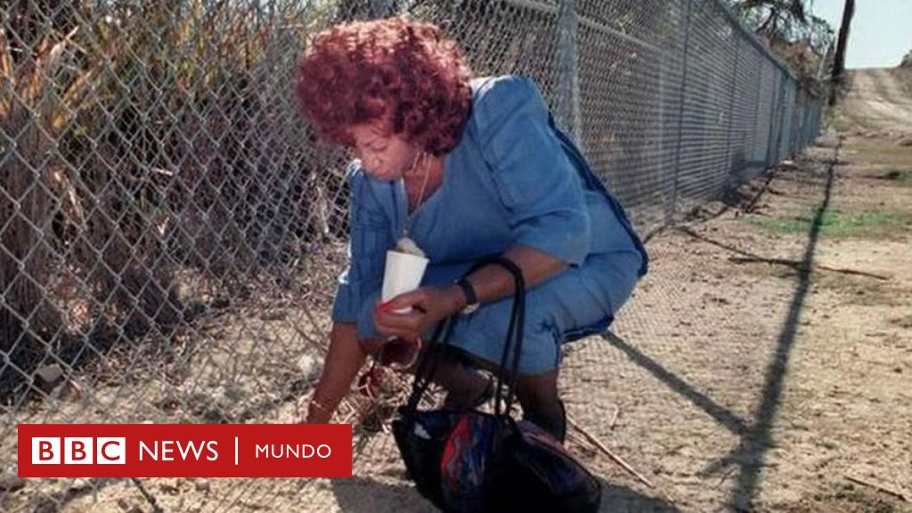 El día en que Celia Cruz volvió a tocar suelo cubano tras 30 años en el exilio (y el montoncito de arena que se llevó para su entierro)