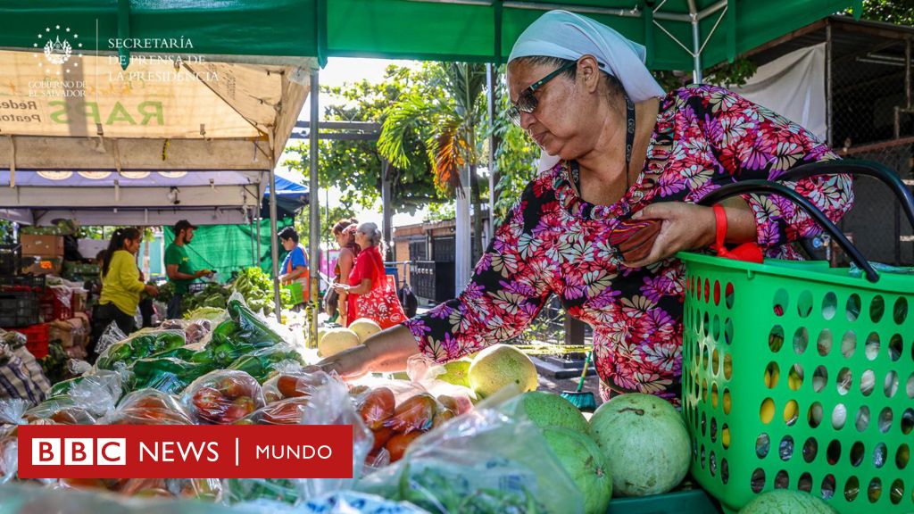 Qué son los agromercados, la apuesta de Bukele para bajar el alto precio de los alimentos en El Salvador (y las incógnitas que generan)