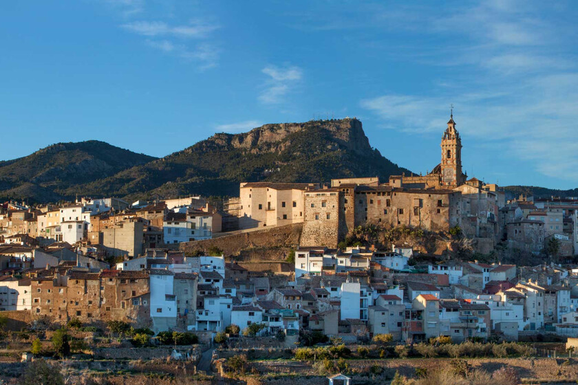 Uno de los pueblos más impresionantes de España espera en el interior de Valencia: casas azules y un acueducto romano transitable