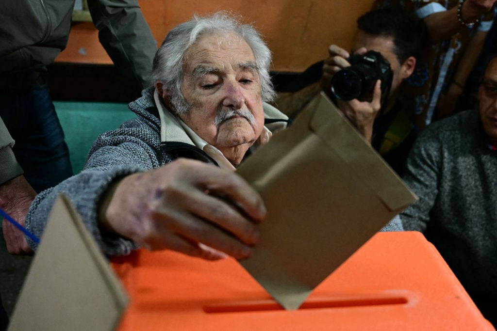 Mujica vota en las elecciones presidenciales en Uruguay y dice que la campaña estuvo "un poco distraída"