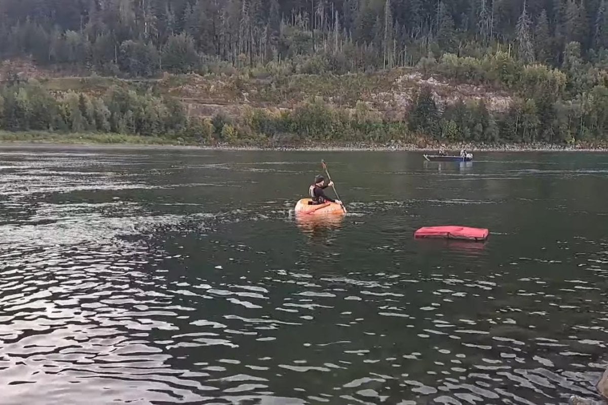 Oregon man paddles pumpkin 45.67 miles to break world record