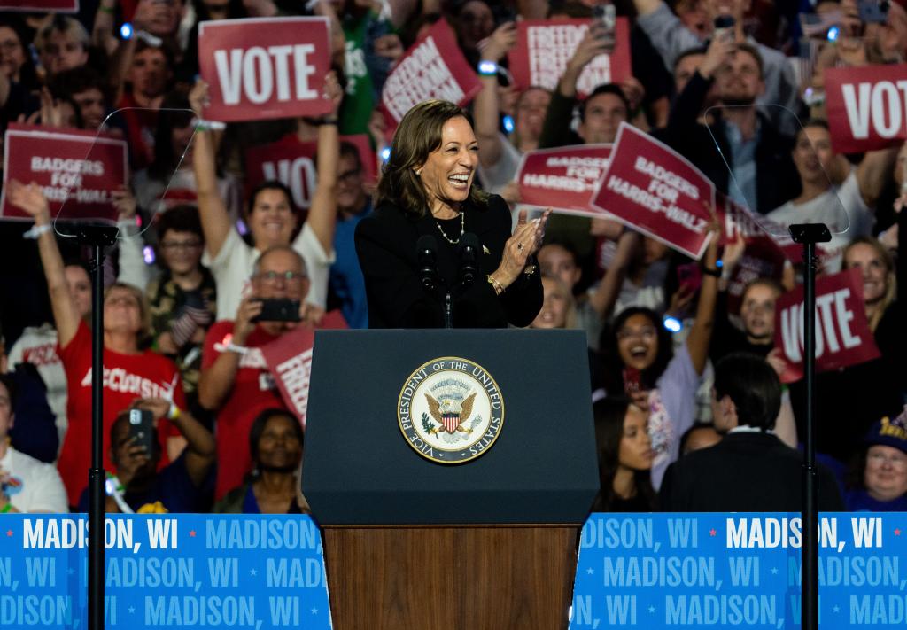 Trump closes in on Harris in Wisconsin, winning early in-person voters