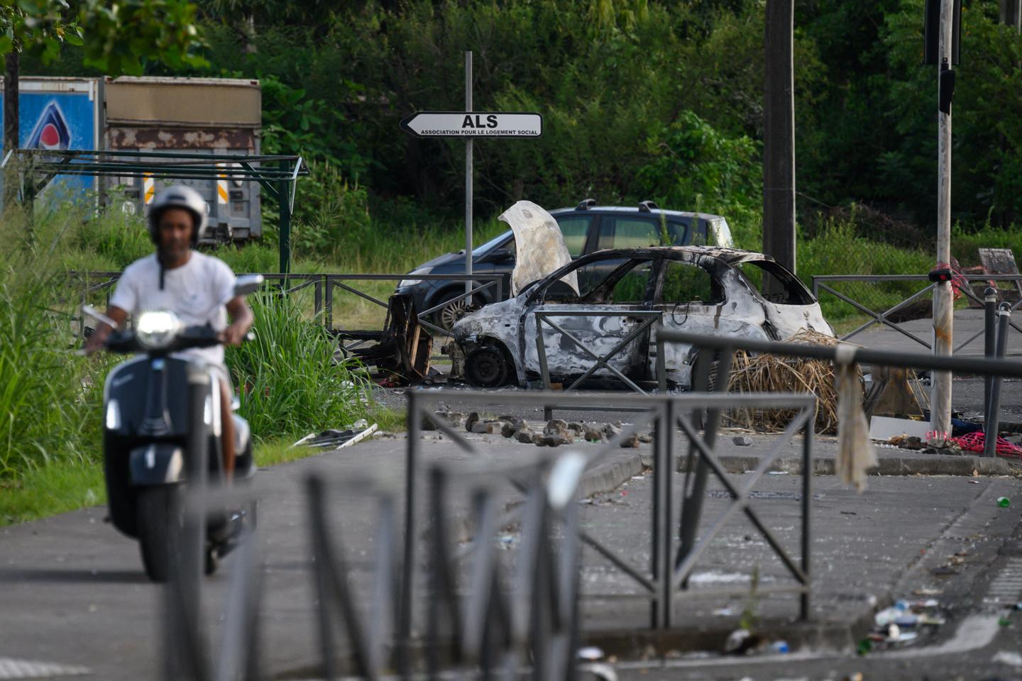 La Martinique sous couvre-feu : l’aéroport fermé après un regroupement de manifestants sur la piste ; le CHU déclenche le plan blanc