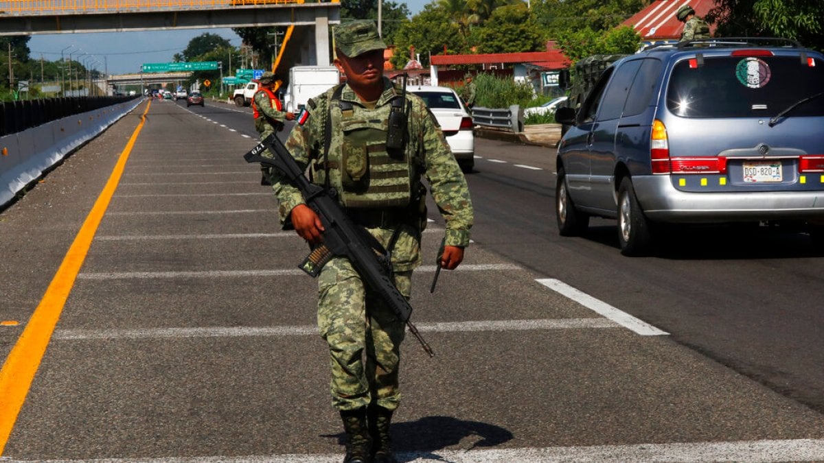 Mexican soldiers kill six after opening fire on truck carrying migrants