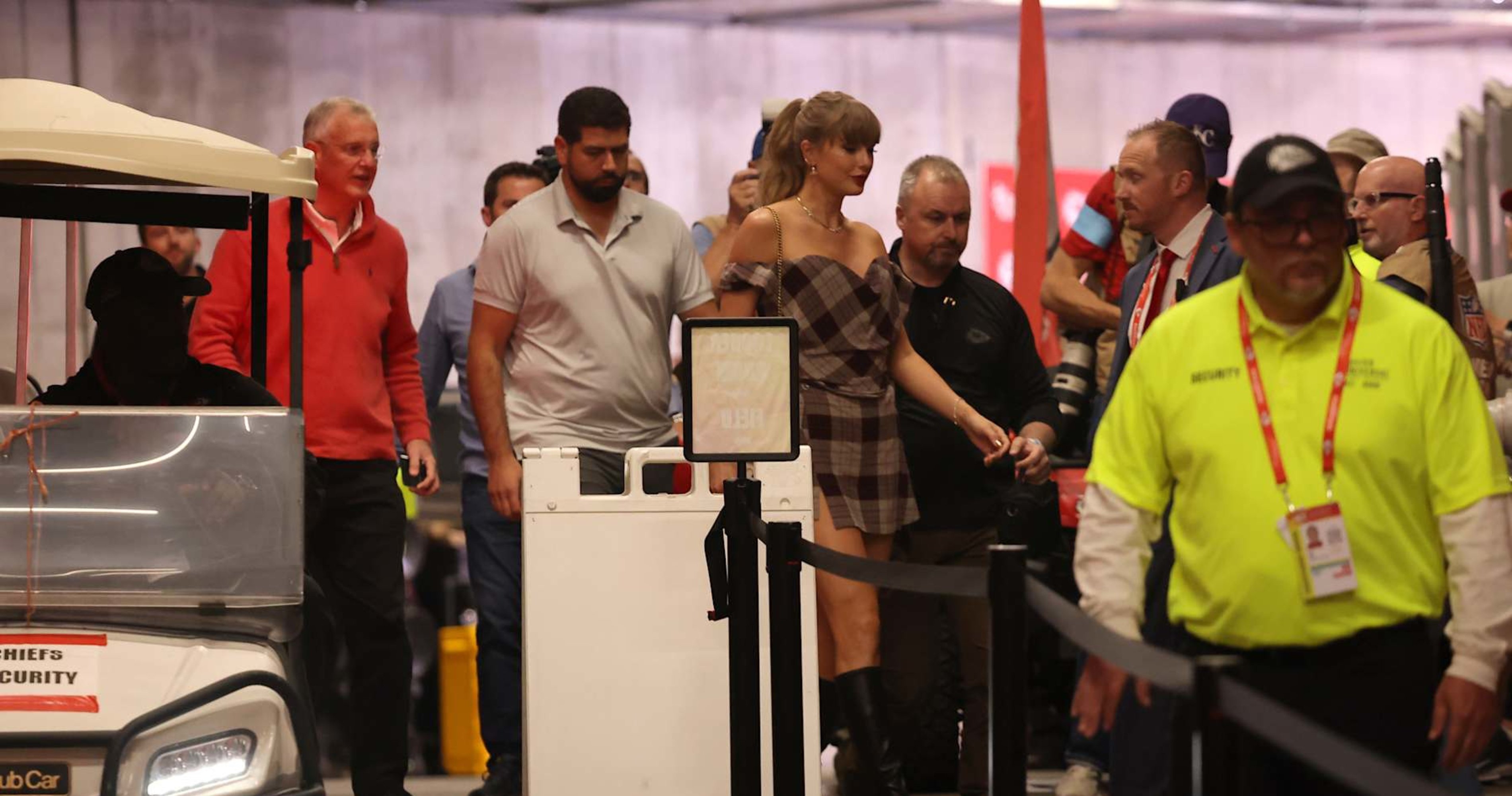 Video: Taylor Swift Arrives for Travis Kelce, Chiefs on MNF vs. Derek Carr, Saints