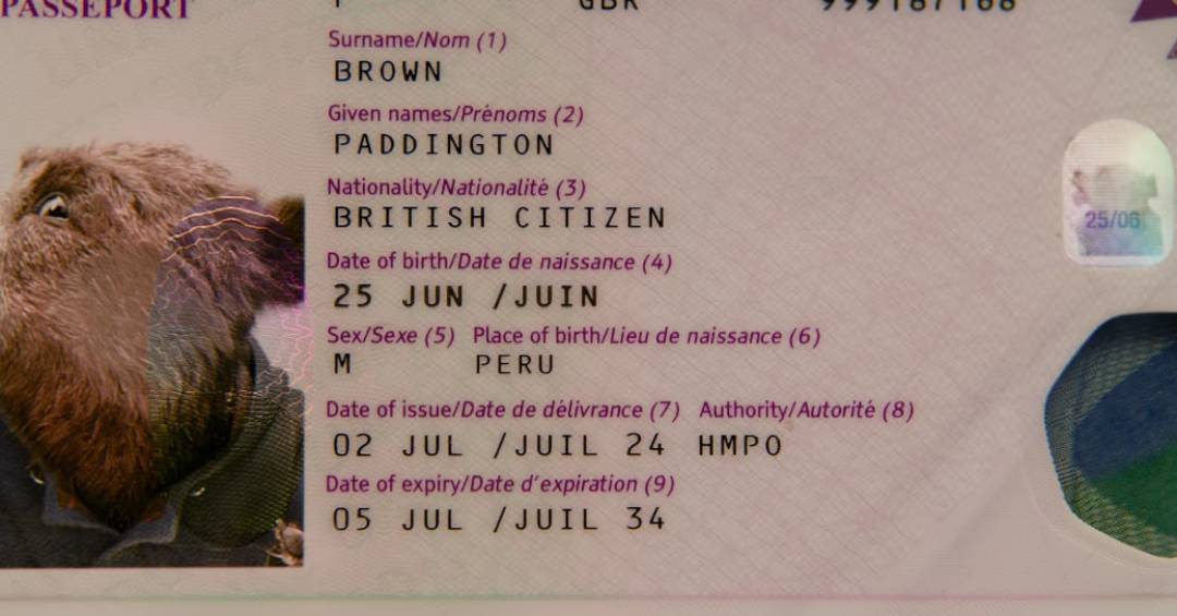 ‘Amigo’ da rainha Elizabeth, urso Paddington recebe passaporte oficial do Reino Unido