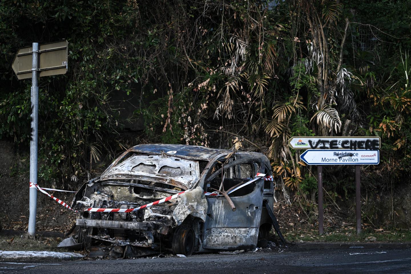 A la Martinique, nouvelle nuit de tensions, malgré le couvre-feu en place depuis quinze jours