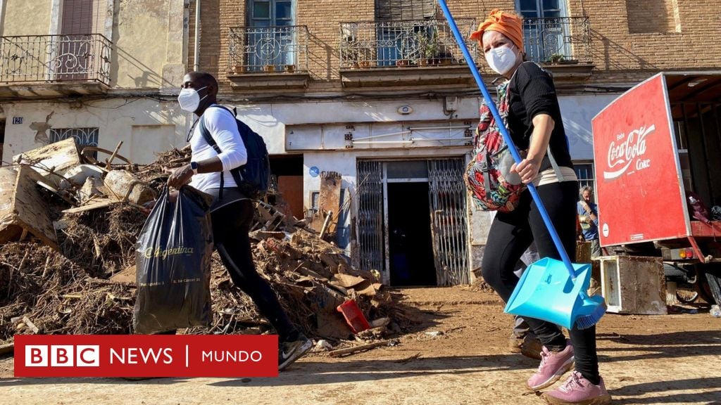 "Solo el pueblo salva al pueblo": el lema de rabia y resiliencia que se extiende en las zonas arrasadas de Valencia