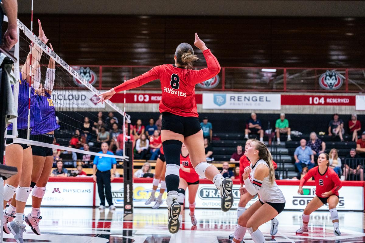 SCSU Volleyball Moves Up to #2 in the Nation