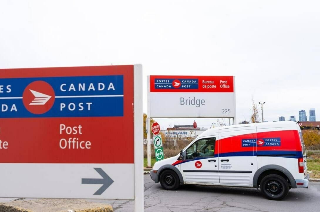 Weekend parcel delivery sticking point as Canada Post talks continue