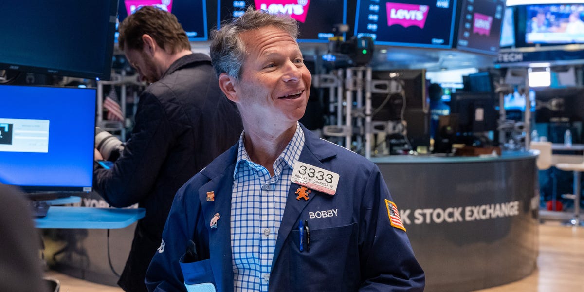 Stock market today: Tech rally leads stocks higher as oil prices plunge and earnings kick off