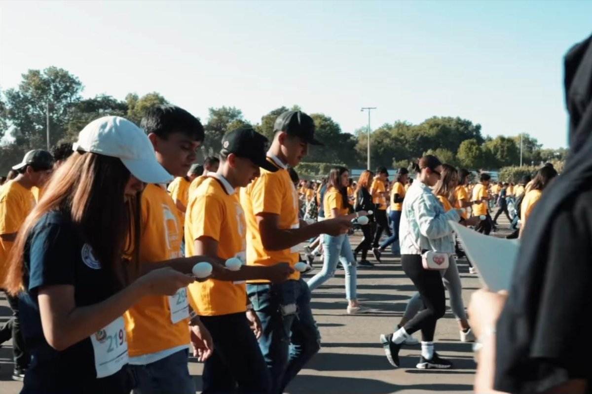 Egg and spoon race in Mexico breaks world record