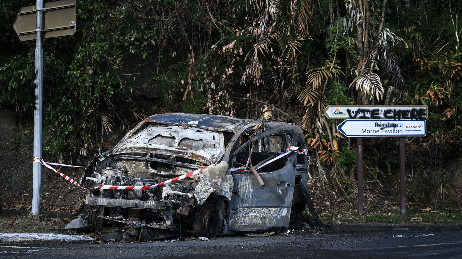 Colère contre la vie chère en Martinique : plusieurs véhicules incendiés pendant la nuit, avant la reprise des négociations