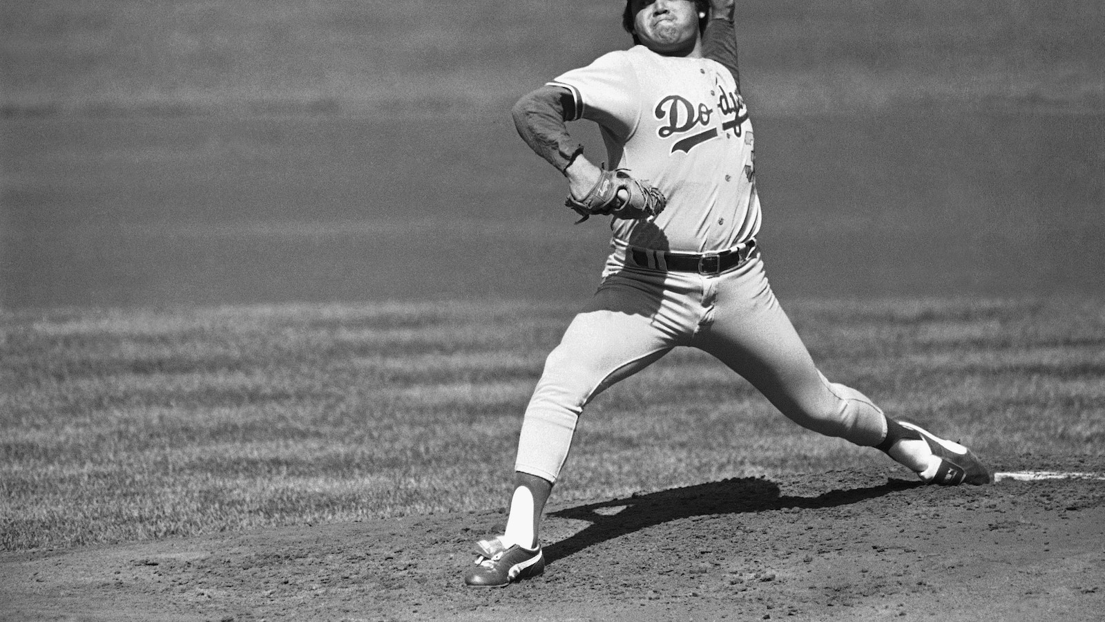 Fernando Valenzuela, Mexican-born pitcher whose feats for Dodgers fueled 'Fernandomania,' dies at 63