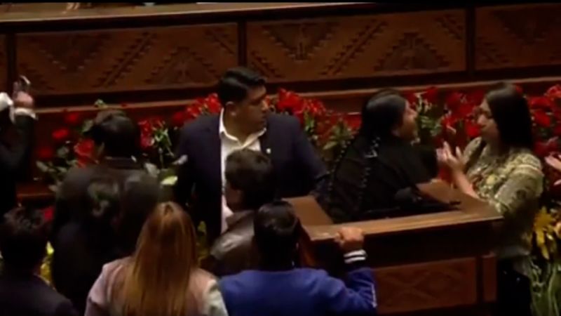 Luis Arce acusa a legisladores afines a Evo Morales de provocar un "acto vandálico" que llevó a suspender la sesión de honor en el Congreso