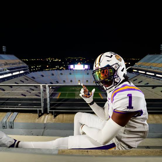 5-Star WR Dakorien Moore's Mother Makes Big Claim on His Inclination Amid LSU-Oregon Battle