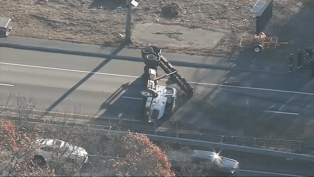 Route 1 in Peabody MA shut down due to crash