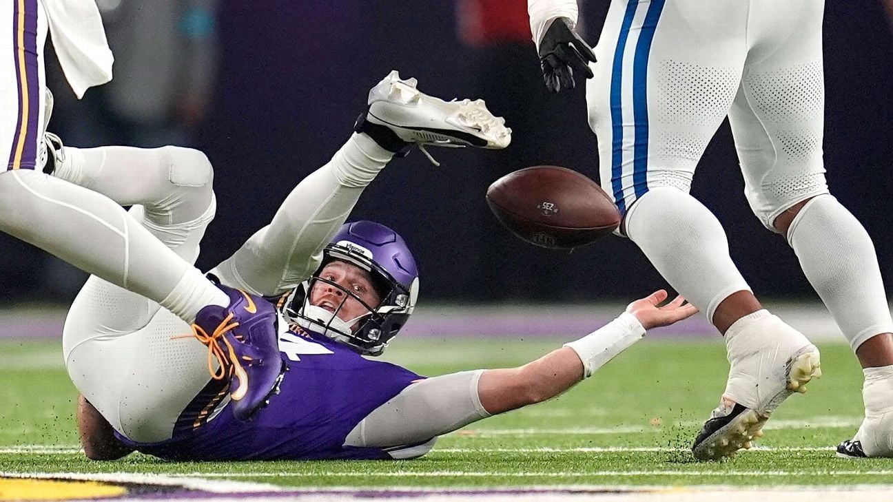 Fumble by Vikings' Sam Darnold leads to 38-yard Kenny Moore II TD for Colts