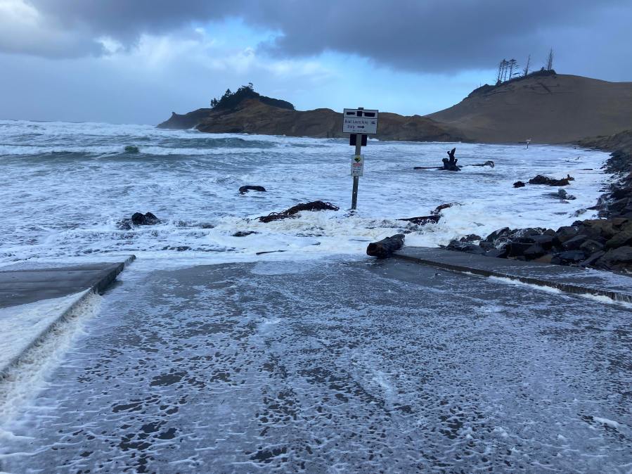 King tides, 28-foot waves to swamp the Oregon Coast this week