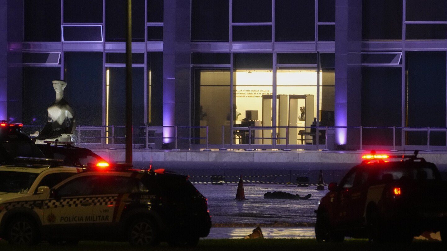 Explosions outside Brazil's Supreme Court leave 1 dead