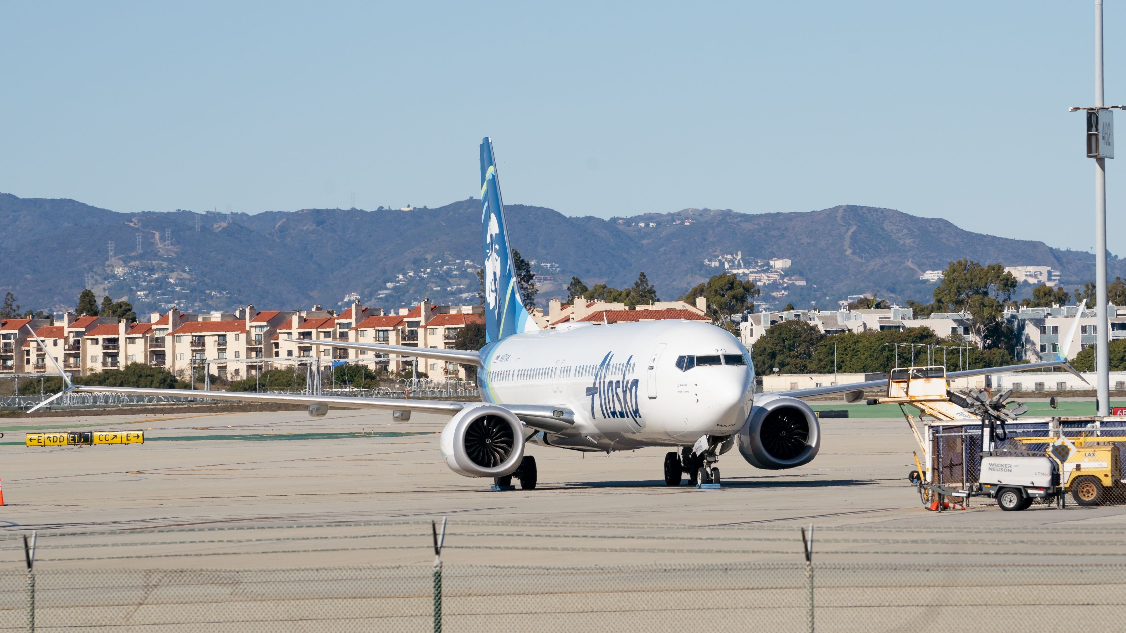 Alaska Airlines Boeing 737-900ER Lands In Los Angeles After Blowing Tire In Washington DC