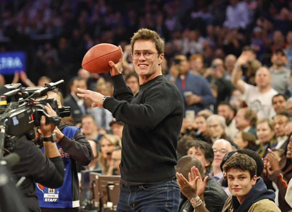 Tom Brady booed loudly while courtside at Knicks-Nets