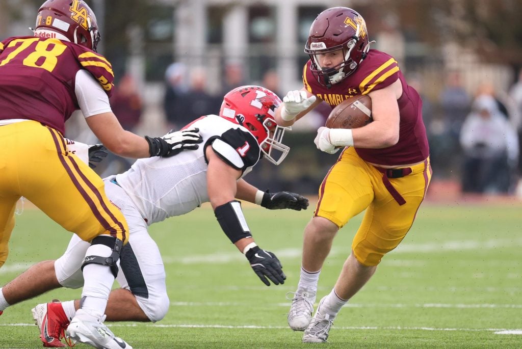 Iowa commit Drew MacPherson carries Loyola