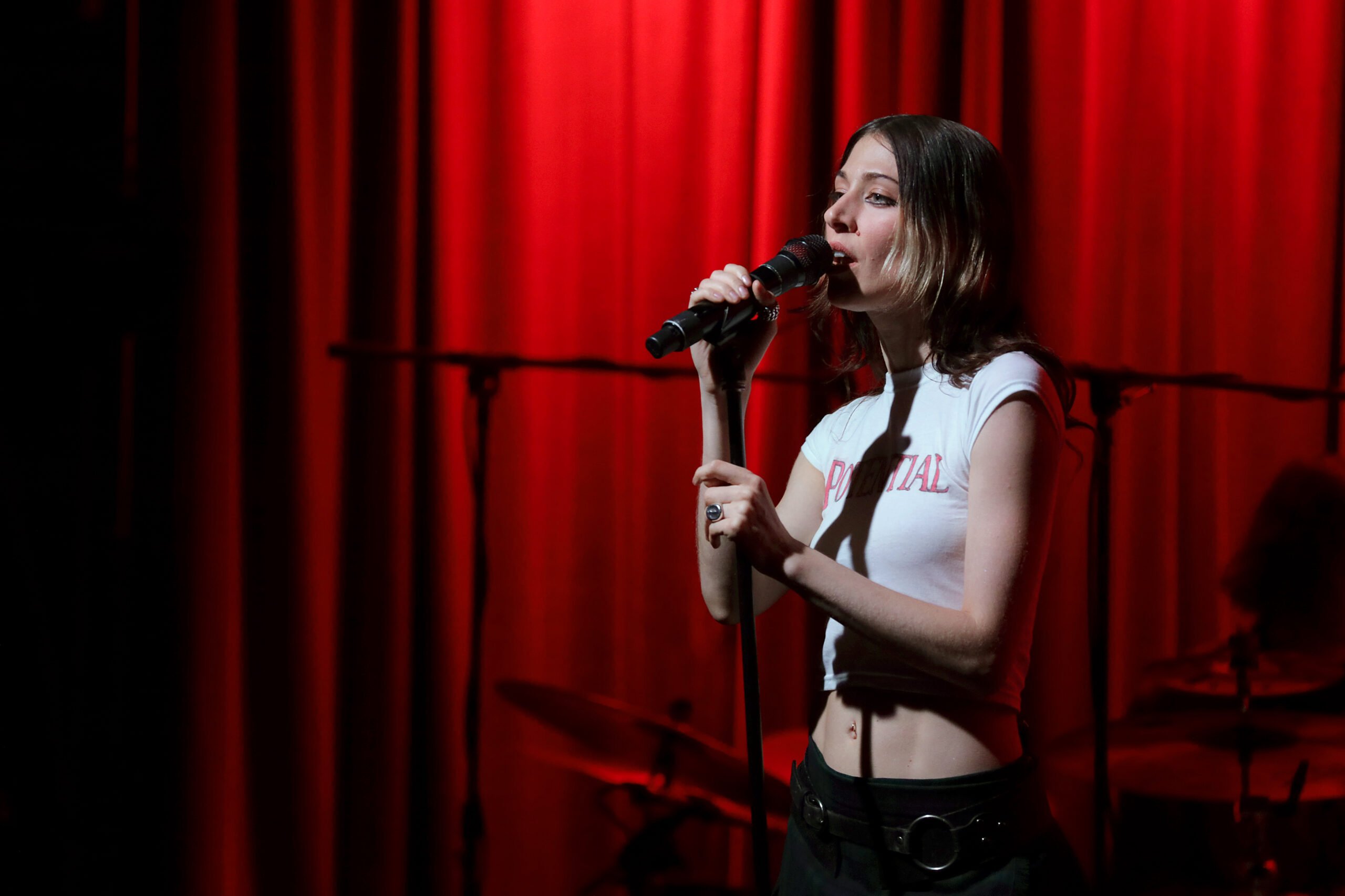 Watch Caroline Polachek Cover Radiohead’s “True Love Waits” At Musée de l’Orangerie