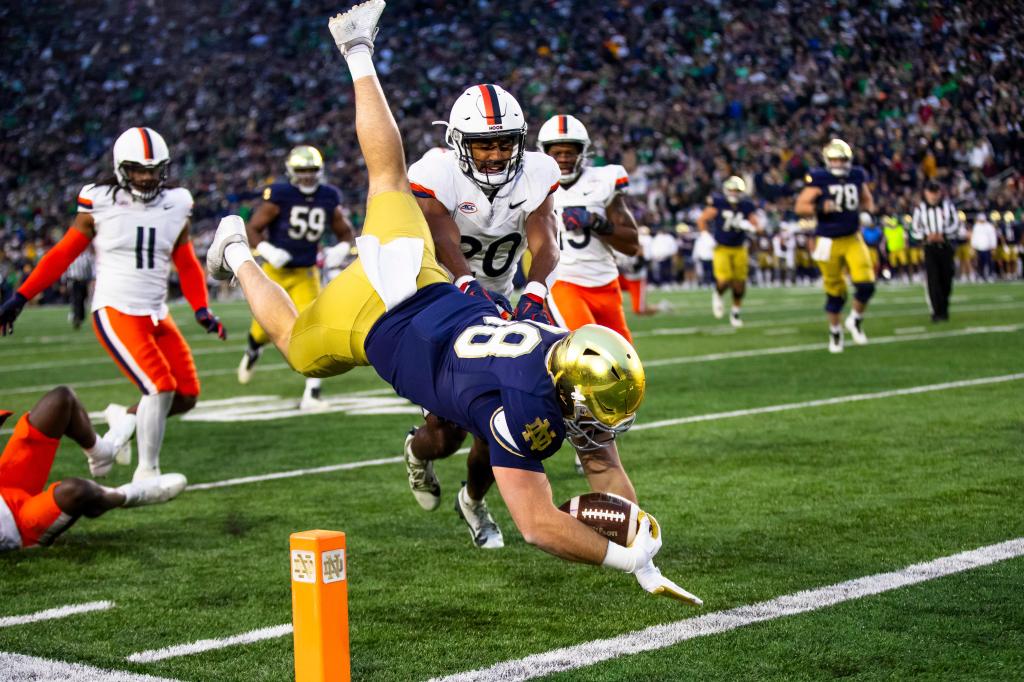 No. 8 Notre Dame routs Virginia 35-14