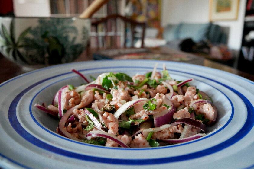 Sin lechuga ni tomate, esta ensalada de pollo es un plato único rápido y fácil que parece de restaurante