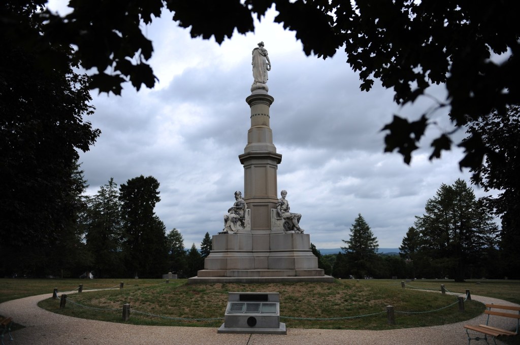 November 19, Lincoln delivers Gettysburg Address