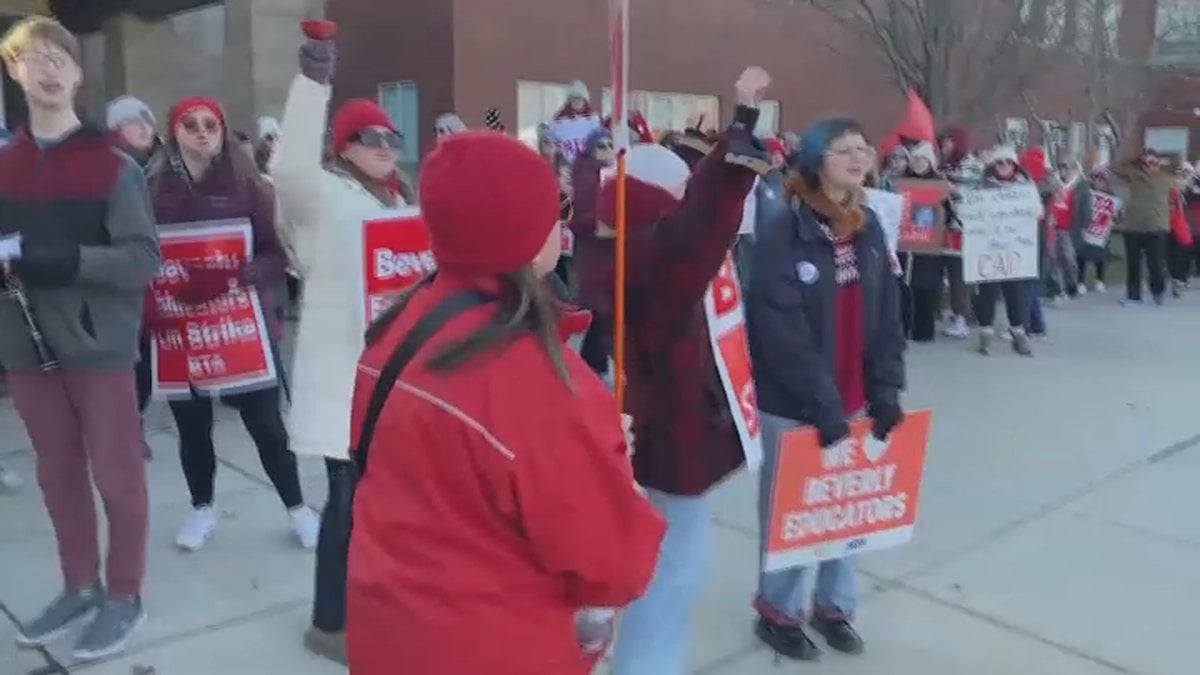 North Shore teacher strikes: Beverly mom says son ‘falling behind’