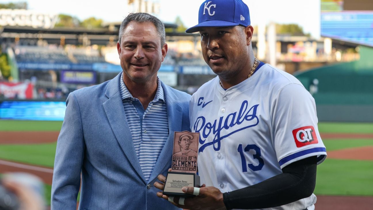 Royals' Perez wins Roberto Clemente Award