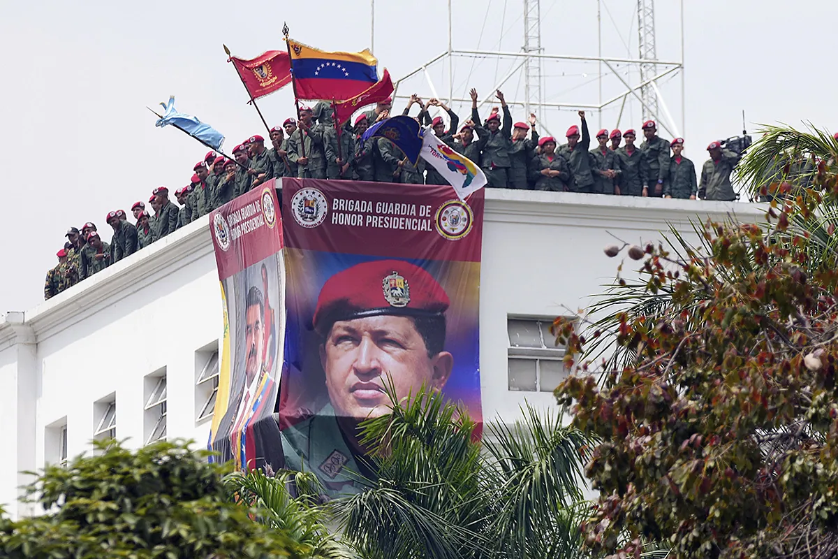 Habla un general del paranoico ejército de Venezuela: "Si te ven hablando con el equipo de María Corina, te fusilan"