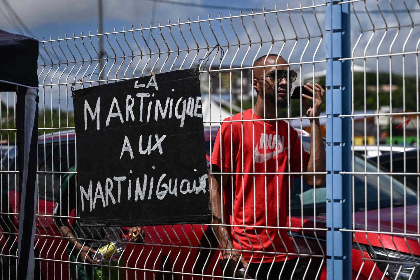 A la Martinique, une nuit de violences urbaines avant une journée de blocages