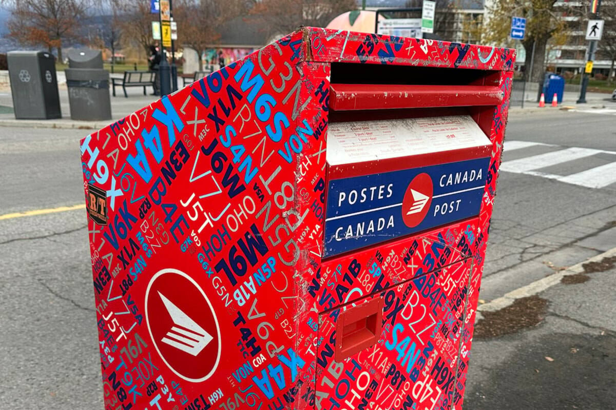 Survey says Canadians want Ottawa to step into Canada Post, port disputes