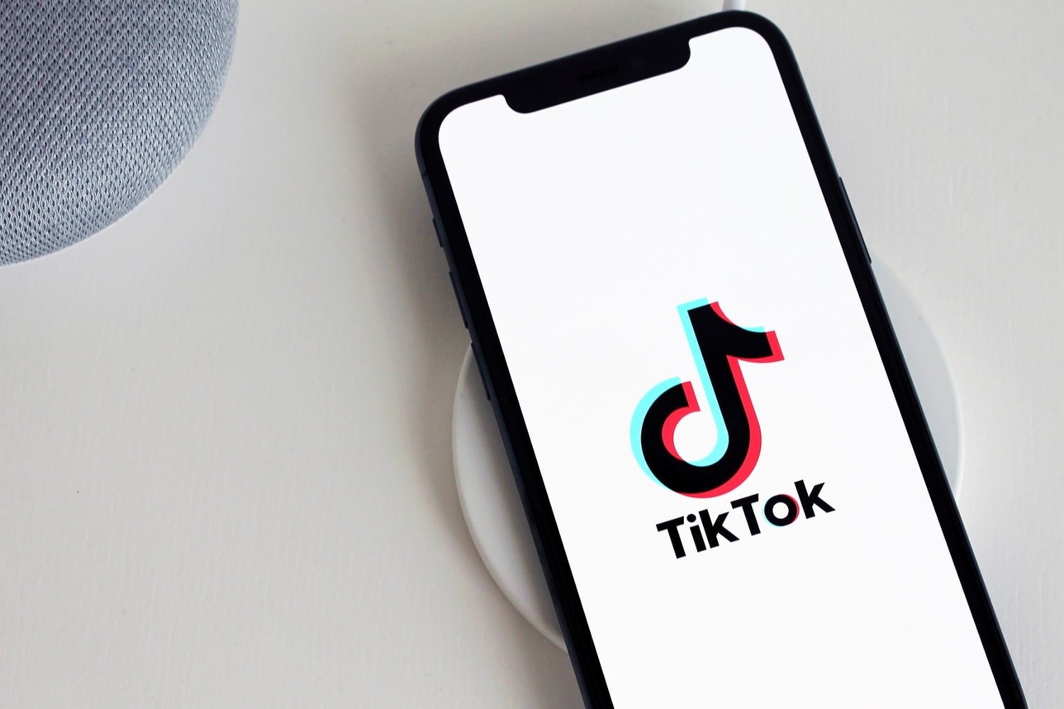 “Des risques de sécurité nationale” : le Canada bannit TikTok