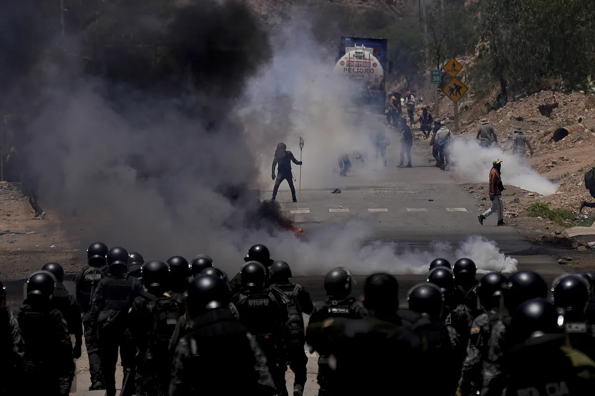 El presidente de Bolivia denuncia la toma de tres cuarteles por "grupos armados" afines a Evo Morales