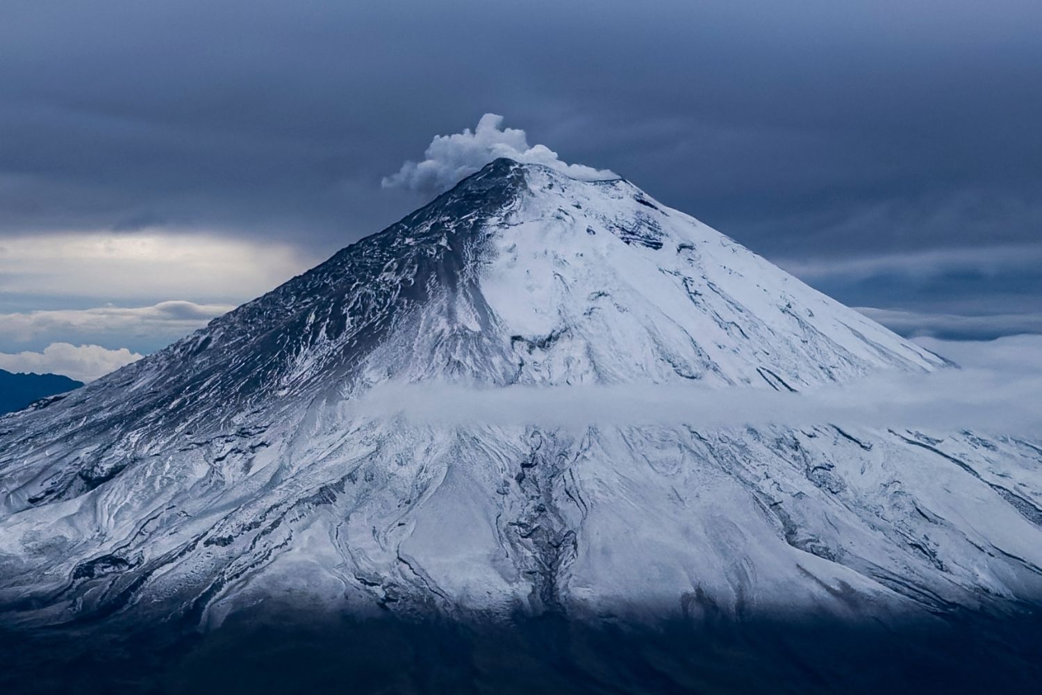 La montaña que supera al Everest por más de dos mil metros en altura desde el centro de la Tierra